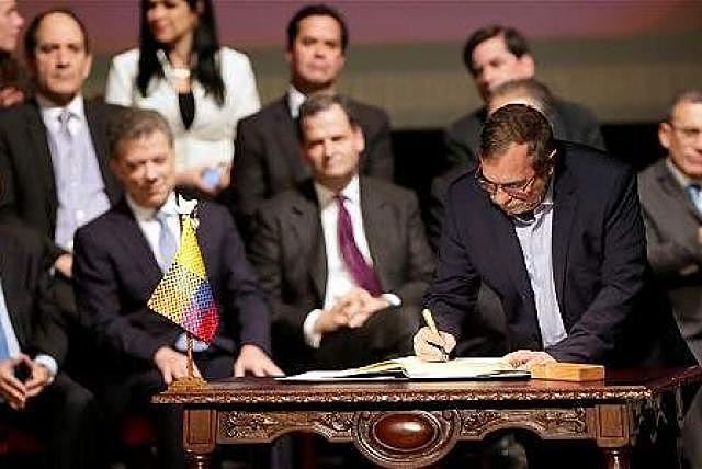 Firma acuerdo final de paz renegociado en Colombia