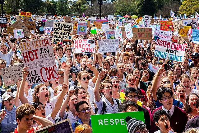 Activismo juvenil en favor de detener la guerra contra el planeta