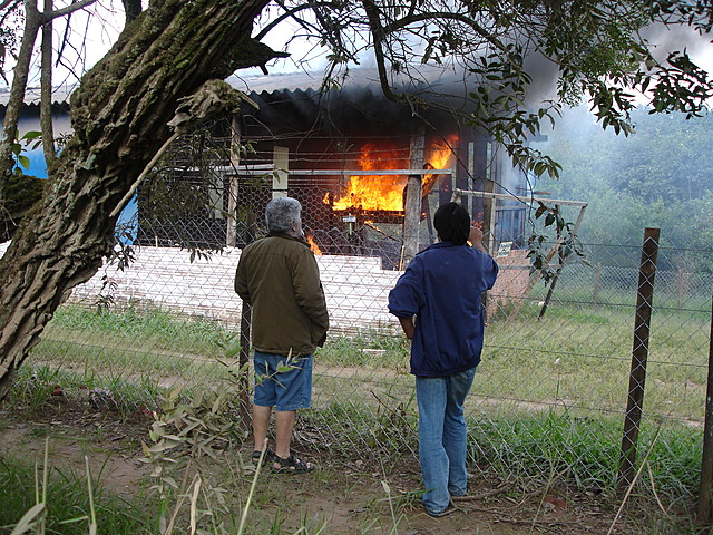 Incêndio destrói o galpão da coleta seletiva: surge o Fênix