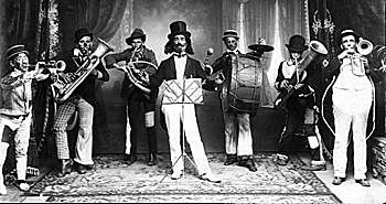 ¿Qué tipo de vestuario se utilizó en sus orígenes? ¿Fue modificándose en el tiempo?