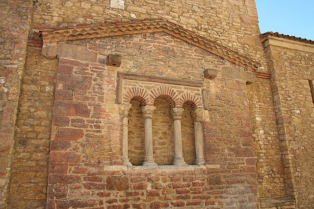 Iglesia de San Tirso (Oviedo). (Plaza de Alfonso II "El Casto" cercano a la catedral).