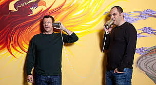 Jan Koum i Brian Acton es coneixen.