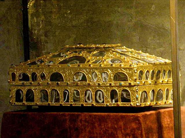 Caja de las Ágatas. (Donada por Fruela II de Asturias). (Peso: 7.420 g).