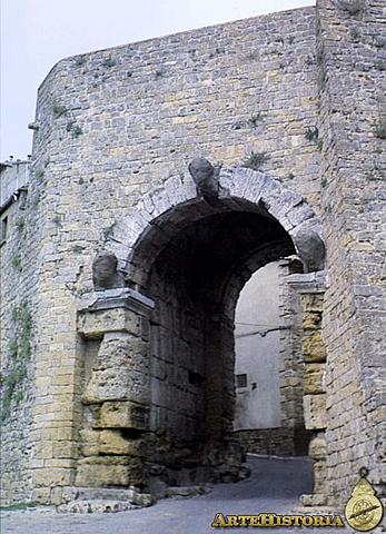 Puerta de la muralla de Volterra