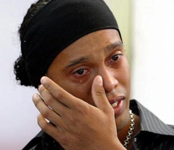 RONALDINHO'S FATHER DIES