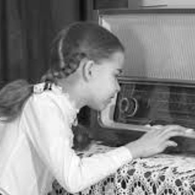 Timeline: Implementación e Importancia de la Radio en la Educación en Colombia