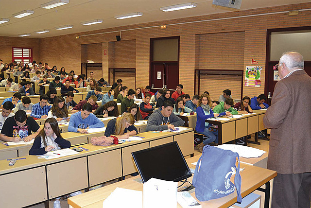 El Dr Alonso García García, Catedrático expuso