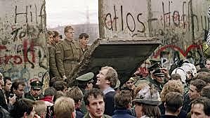 Berlinmuren revet ned