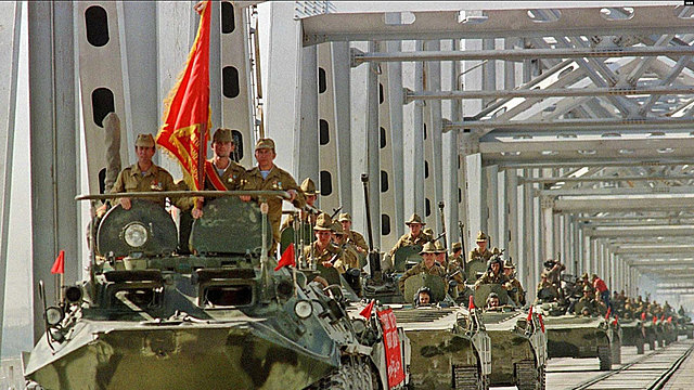 Soviet troops withdraw from Afghanistan