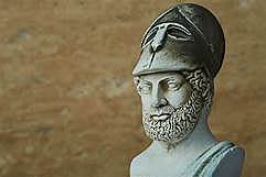 Pericles hace una ley que limita a la ciudadanía de Atenas.