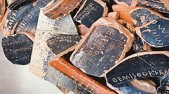 Decision de elegir a los arcontes de Atenas por sorteo