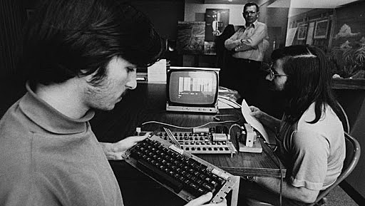Steve Jobs, Steve Wozniak, Mike Markkula y otros amigos fundan Apple