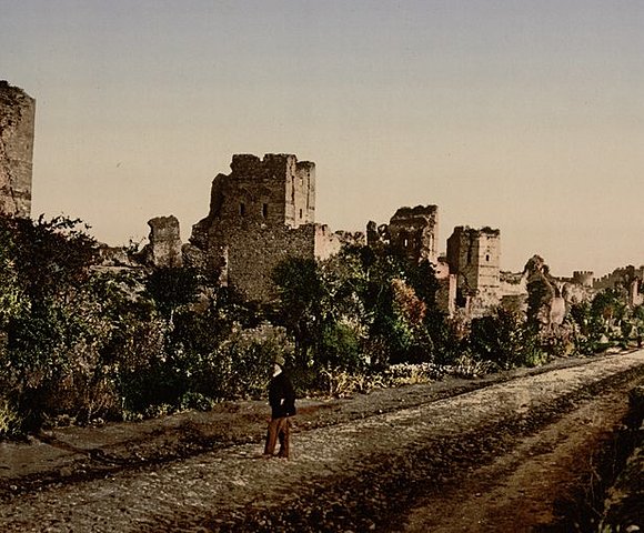 Teodosio II se convierte en emperador de Bizancio; construye las murallas teodosianas alrededor de Constantinopla