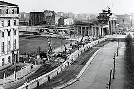 The Berlin Wall Goes Up