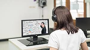 ETAPA TRES: AÑOS 90 Modelo tele-learning  en red o virtual con el  uso de  internet, se incorporan herramientas telemáticas como: e-mail,  chat y  foros; encuentros  a través de video conferencias.