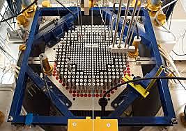 Premier réacteur nucléaire par fission d'uranium.