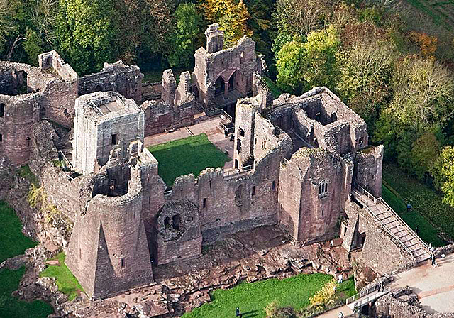 GOODRICH CASTLE (MEDIEVAL ARCHITECTURE)