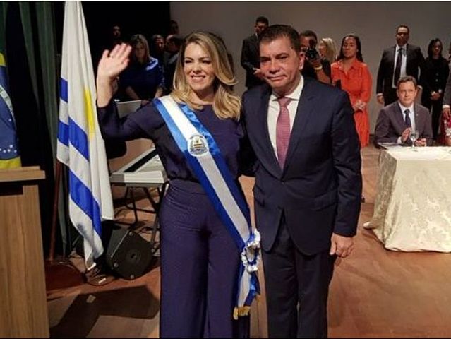 AMASTHA RENUNCIA, CINTHIA ASSUME