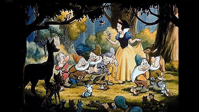 Se estrena la primera película Disney, “Blancanieves y los siete enanitos”.