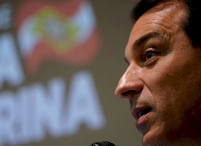 Moisés é absolvido e volta ao governo