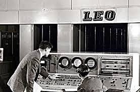 1952 - LEO  la primera computadora de Inglaterra la LEO (Lyons Electronic Office)