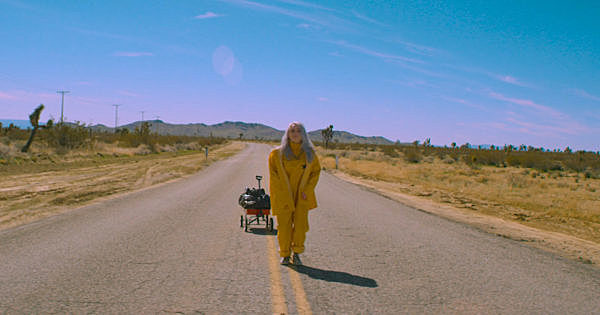 Presentó el single Bellyache