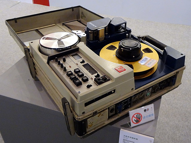 Первый в мире транзисторный кассетный видеомагнитофон.