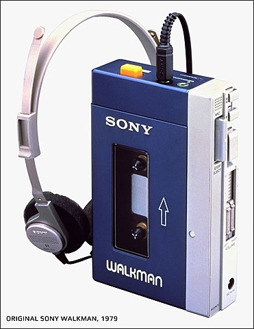 Первый портативный кассетный аудиоплеер с наушниками Walkman.