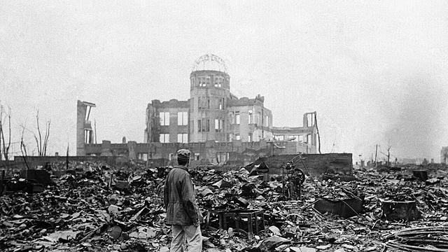 USA slipper atombomben over Hiroshima