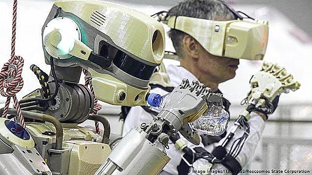 2000 A Estação Espacial Internacional criou um robô chamado Canadarm2