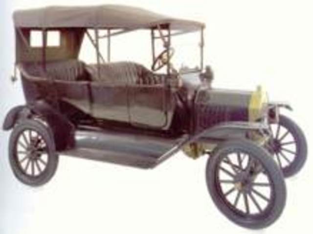 Henry Ford con la línea de ensamblaje