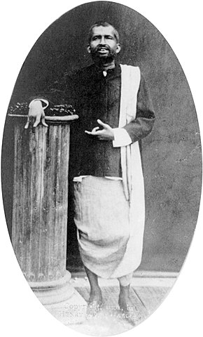 Râmakrishna (1836-1886) est un brahmane bengali. Au début de sa vie, il est un mystique : il ressent la présence continuelle de la déesse Kâlî. Puis, il devient un maître spirituel (guru) suite à son initiation au non-dualisme de Shankara.