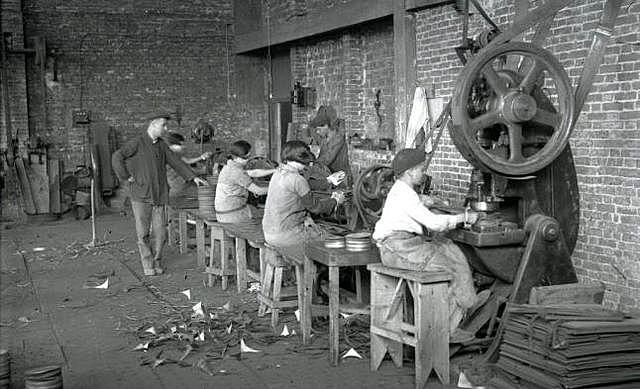 Primera ley que restringe el Trabajo infantil