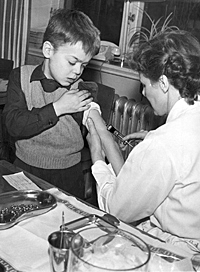 INIZIO DELLA VACCINAZIONE ANTIPOLIO  SU SCALA MONDIALE