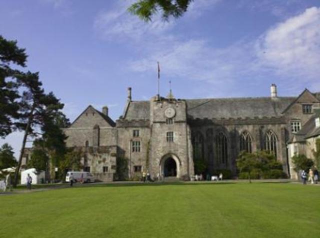 Miss Kenton and Stevens' father arrivals at Darlington Hall