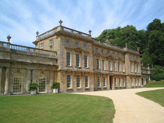 Miss Kenton and Mr Stevens arrive at Darlingotn Hall
