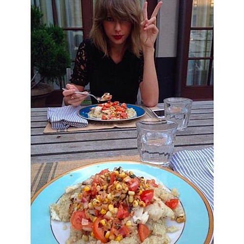 Jantar com os amigos de infância da Karlie & Show da Ingrid Michaelson