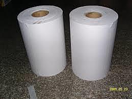 el alemán Andreas Bernhart, irónicamente un fabricante de papel, tuvo la idea de empacar sus rollos con envolturas también de papel, pero impresas con su nombre y dirección