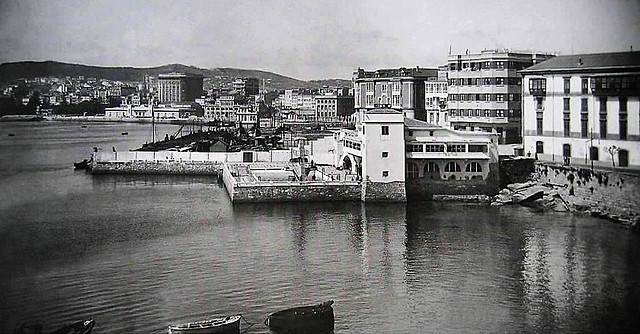 Edificado sobre os restos do cárcere coruñés