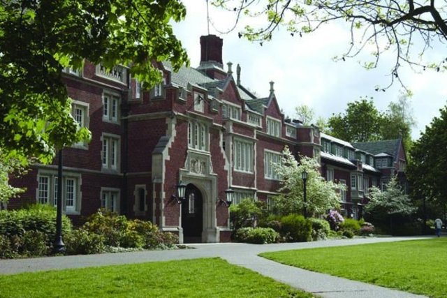 Jobs graduates from high school and enrolls in Reed College