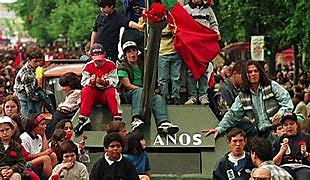 REVOLUCION DE LOS CLAVELES