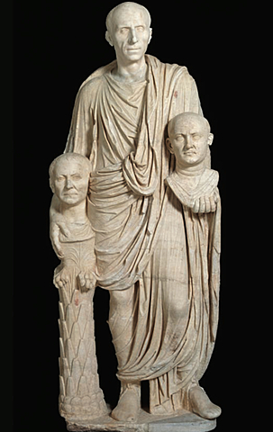 Hombre con bustos de ancestros