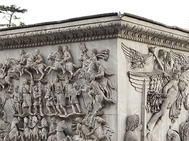 Basamento de la Columna de Antonino Pío