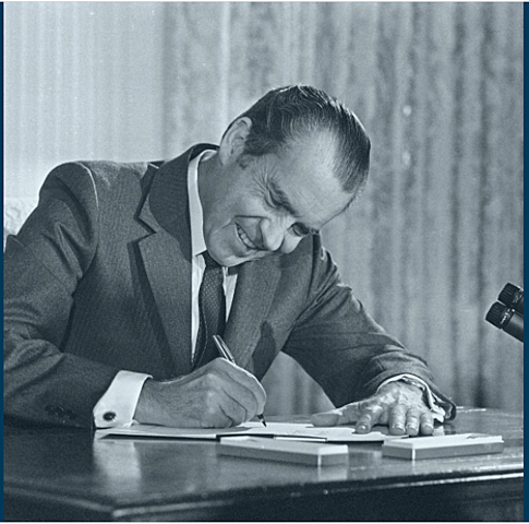 Nixon signs the second National Cancer Act