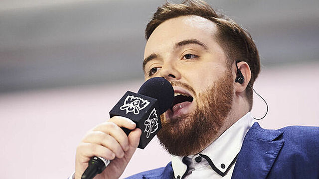 He narrates his first league of legends match.