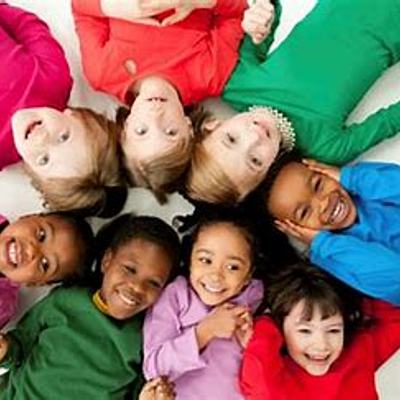 Timeline: Tras los pasos de infancia y adolescencia