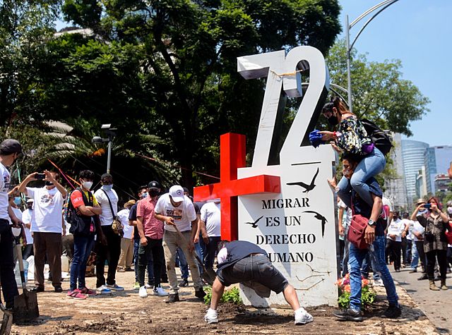 Masacre de 72 migrantes de diversos  países de Centro y Sudamérica en Tamaulipas a manos de las mafias de narcotraficantes.