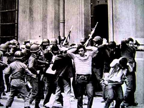 Hombre que mira a su país desde el exilio