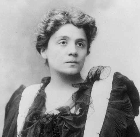 Gabrielle D'annunzio si intreccia in una lunga relazione sentimentale e intellettuale con Eleonora Duse