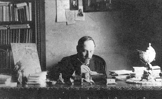 Luigi pirandello inizia ad insegnare Letteratura italiana